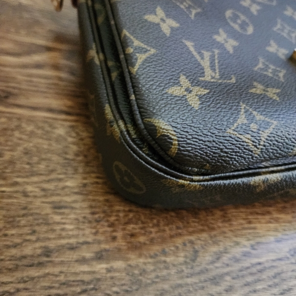 LOUIS VUITTON Monogram Canvas Pochette Metis Bag - Picture 8 of 16
